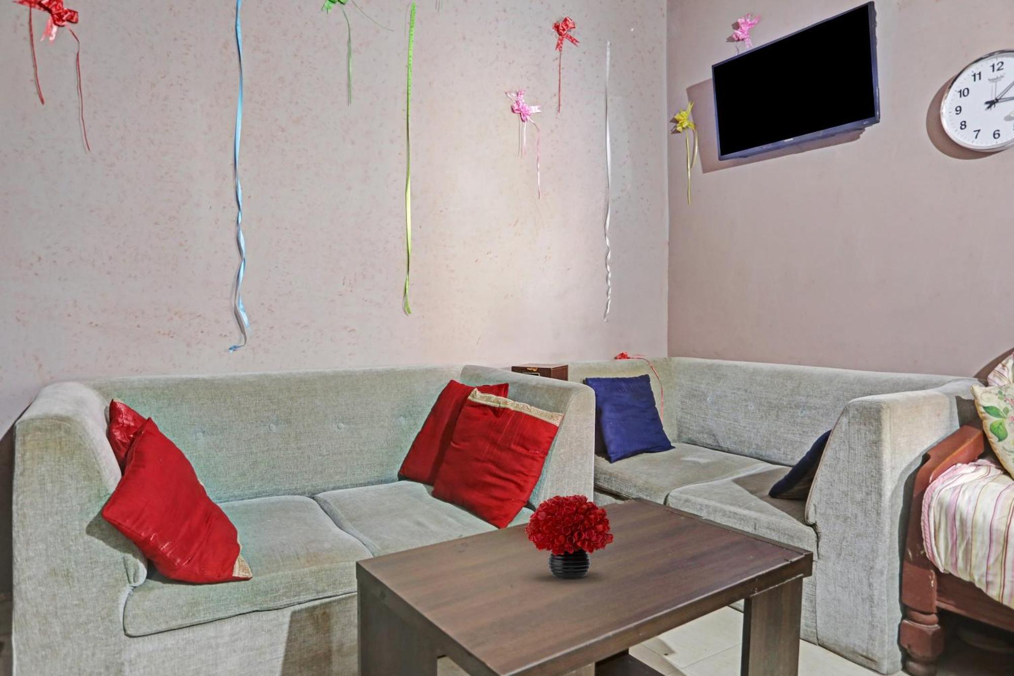 Collection O Mayank Guest House Near Iskcon Temple Noida Kālkāji Devi المظهر الخارجي الصورة