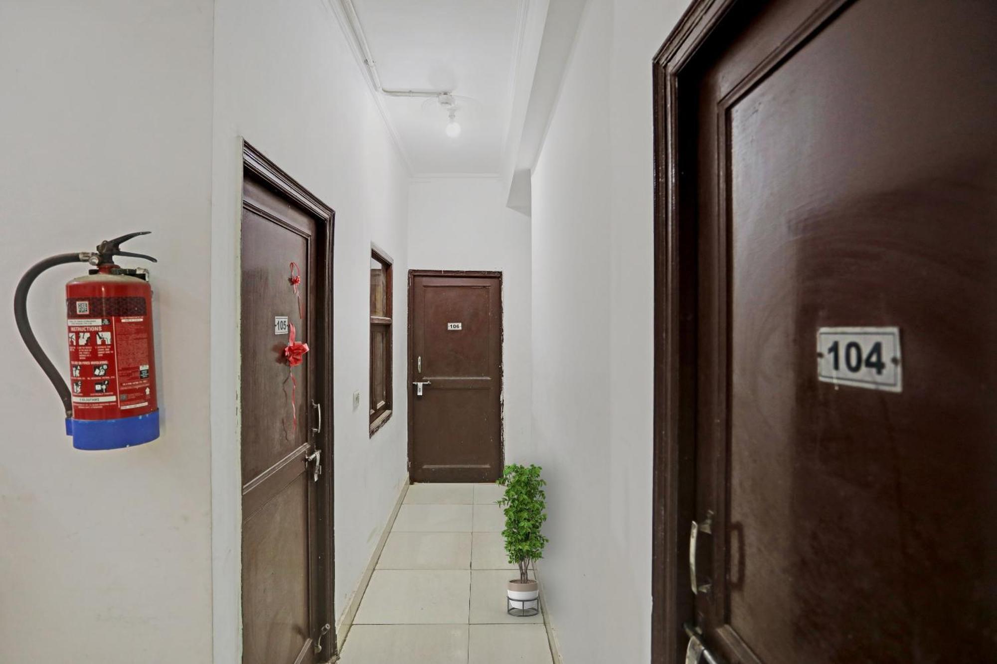 Collection O Mayank Guest House Near Iskcon Temple Noida Kālkāji Devi المظهر الخارجي الصورة
